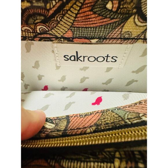 SAKROOTS Multicolored Artist Design Florals Gold Embossed Traingles Wallet - Picture 6 of 10